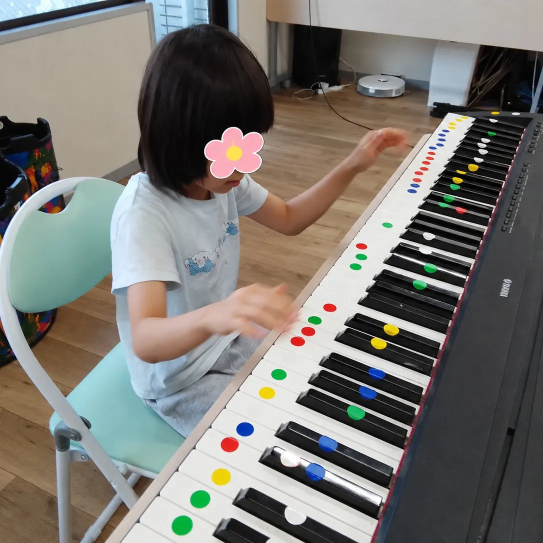 音楽が始まると、子どもたちの表情や身体の動きが少しずつ変わっ...